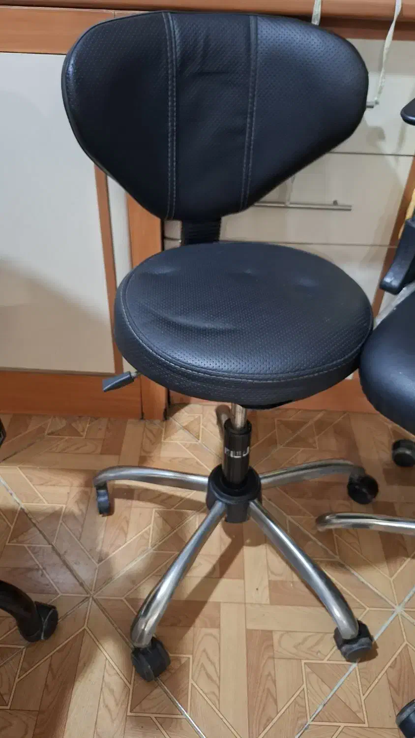 صندلی چرخدار|صندلی و نیمکت|هشتگرد, هشتگرد قدیم|دیوار