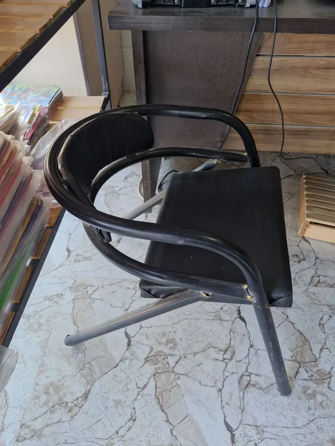 یک عدد صندلی نیمه راحتی|مبلمان اداری|ارومیه, |دیوار