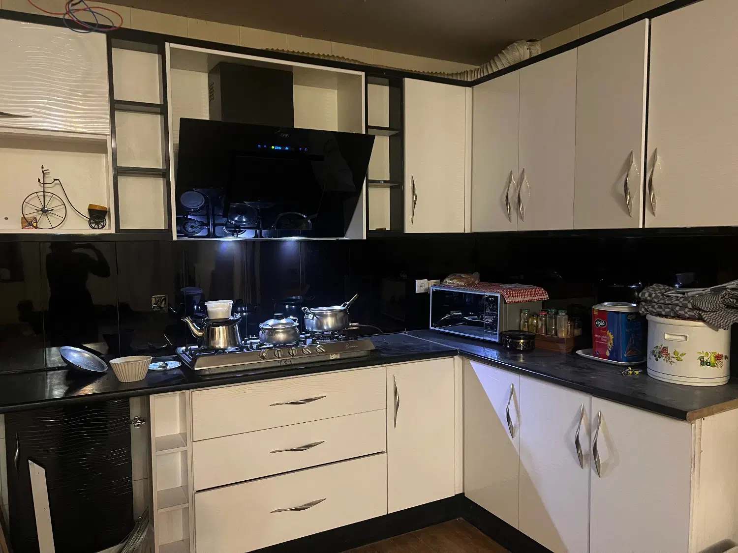 هود کن|هود|کرج, کوی زنبق|دیوار