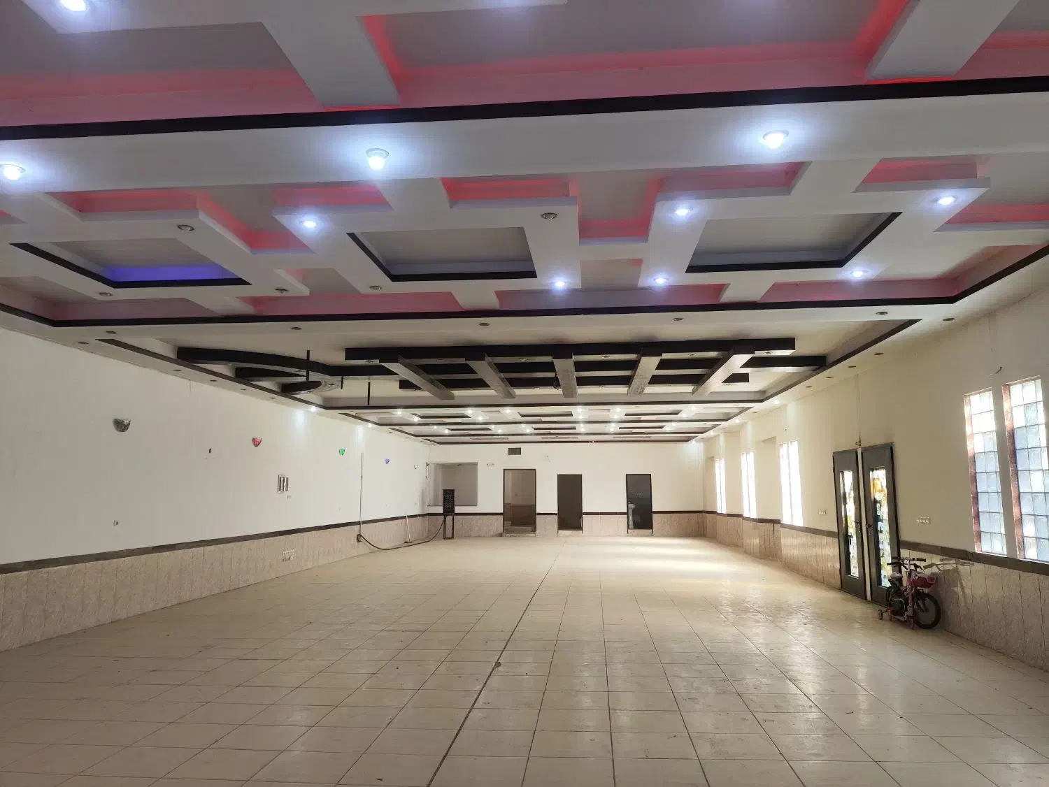 سالن سوله سیصد متری قزلحصار کامرانیه شیک|اجارهٔ دفتر صنعتی، کشاورزی، تجاری|چهارباغ, |دیوار