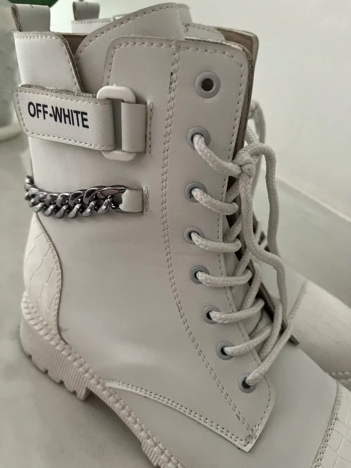 نیم بوت|کیف، کفش، کمربند|قائن, |دیوار