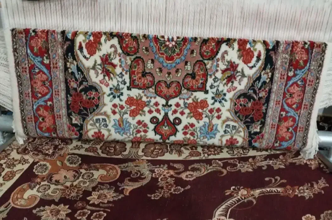فرش بیجار ۹۰۰ رج نصفش بافته شده با دار|فرش|نهاوند, |دیوار