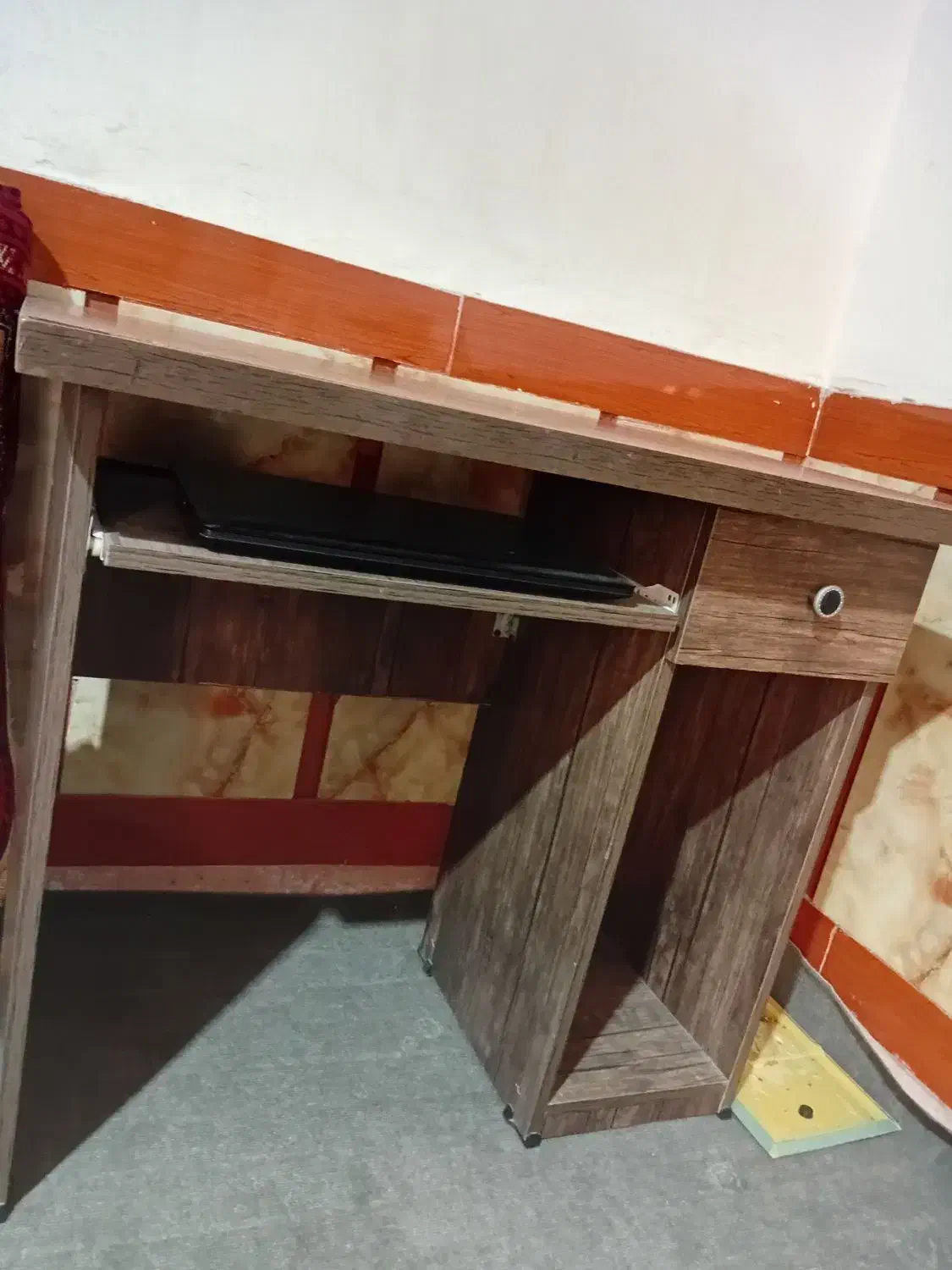 میز کامپیوتر|میز تحریر و کامپیوتر|تربت جام, میان جام|دیوار