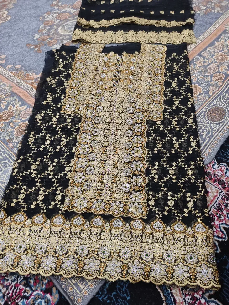 یک دست لباس بلوچی حریر وصل نشده همراه با آستر|لباس|یزد, |دیوار