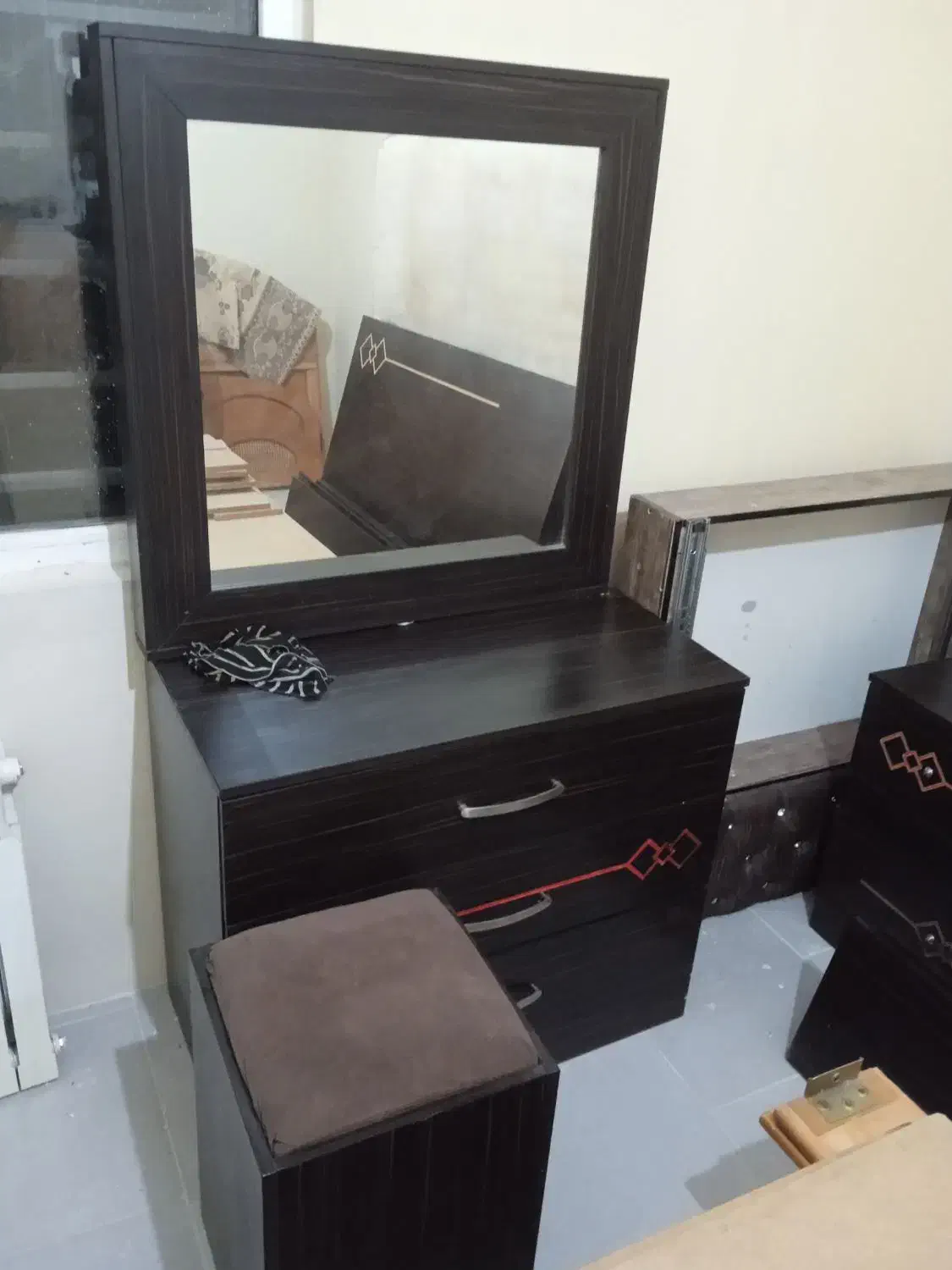 چند عدد تخت و میز کار|تخت و سرویس خواب|پرند, فاز ۶|دیوار