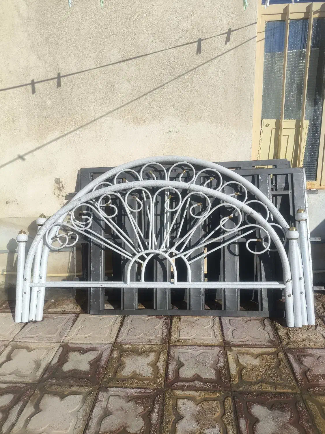 تخت دو نفره فلزی تمیز و سالم|تخت و سرویس خواب|خنج, |دیوار