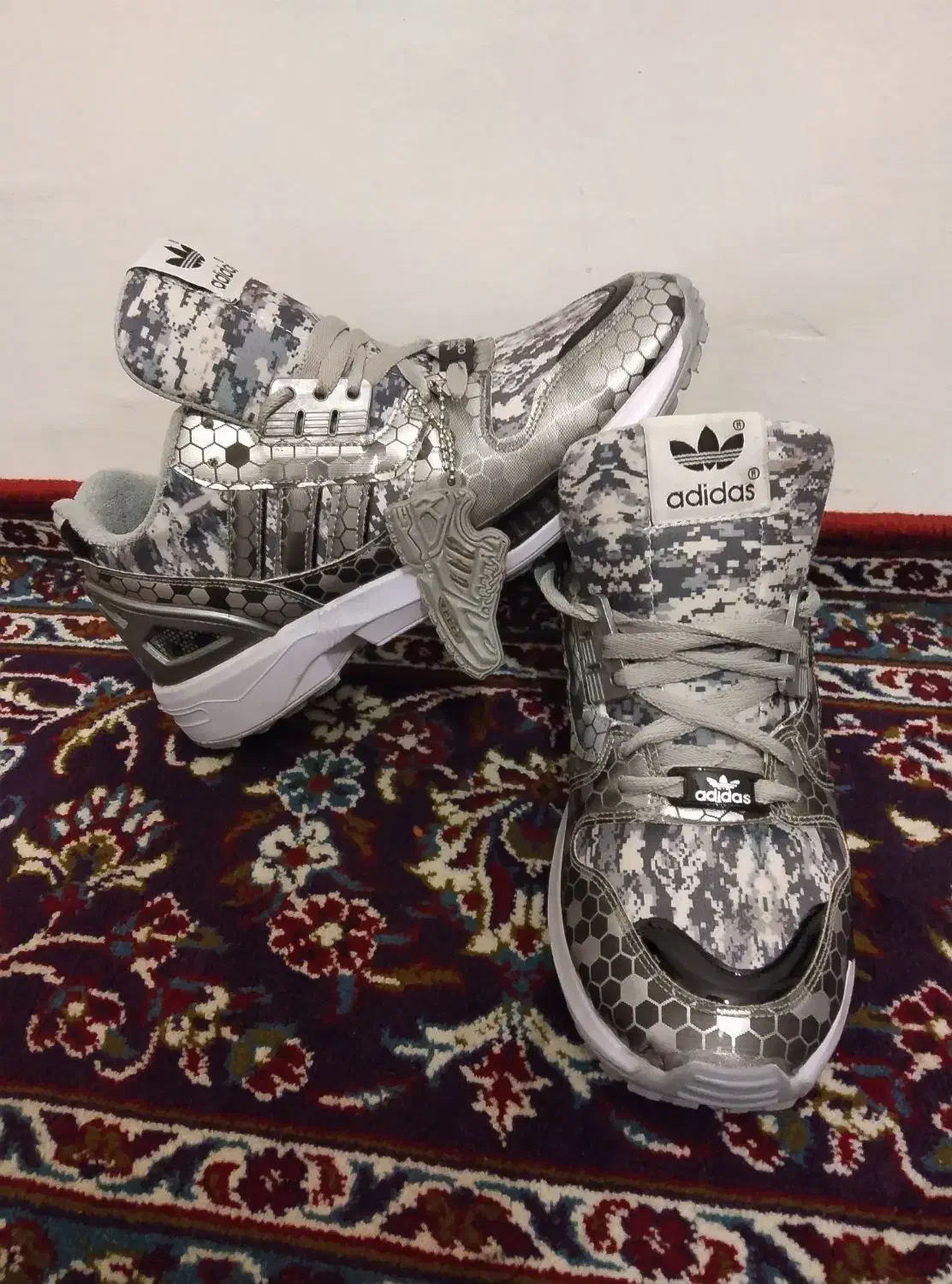 کتونی آدیداس|کیف، کفش، کمربند|پرند, فاز ۶|دیوار