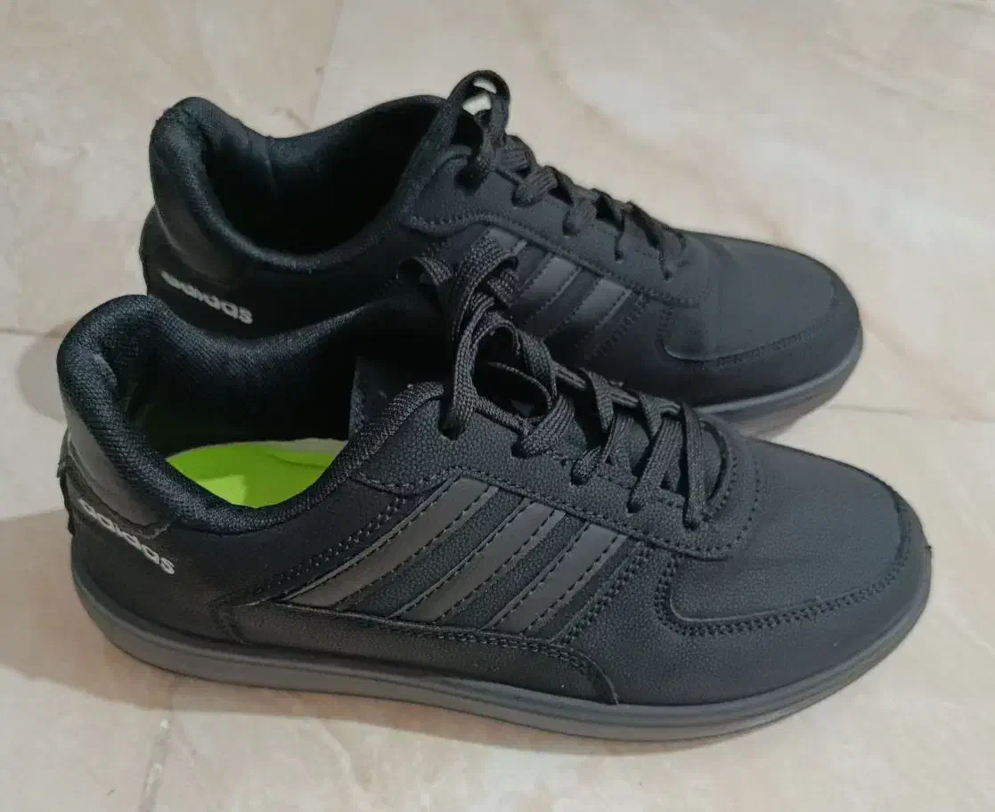 کتانی آدیداس|کیف، کفش، کمربند|رشت, فلسطین|دیوار