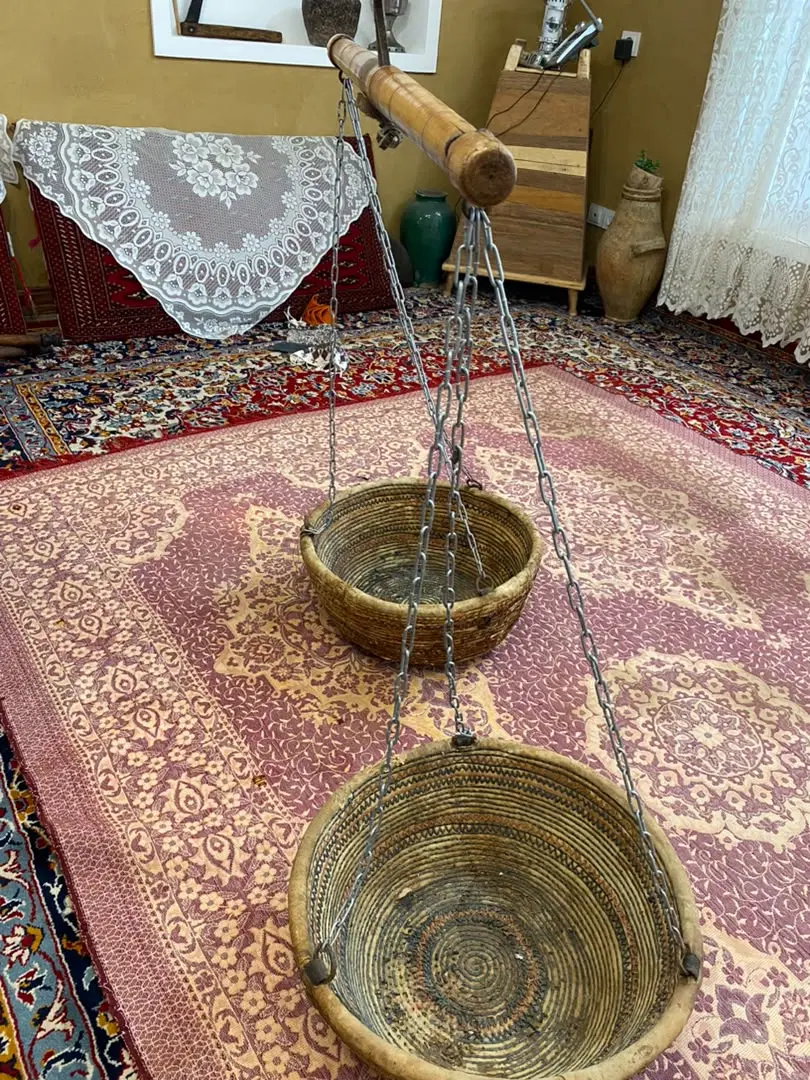 خرمنکوب چوبی عتیقه و ترازوی چرمی قاجار|کلکسیون اشیاء عتیقه|تهران, دژکام|دیوار