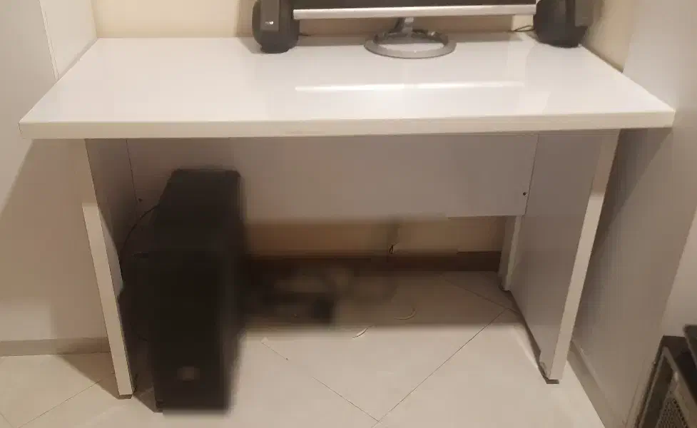 میز تحریر|میز تحریر و کامپیوتر|قدس, شهر‌قدس|دیوار