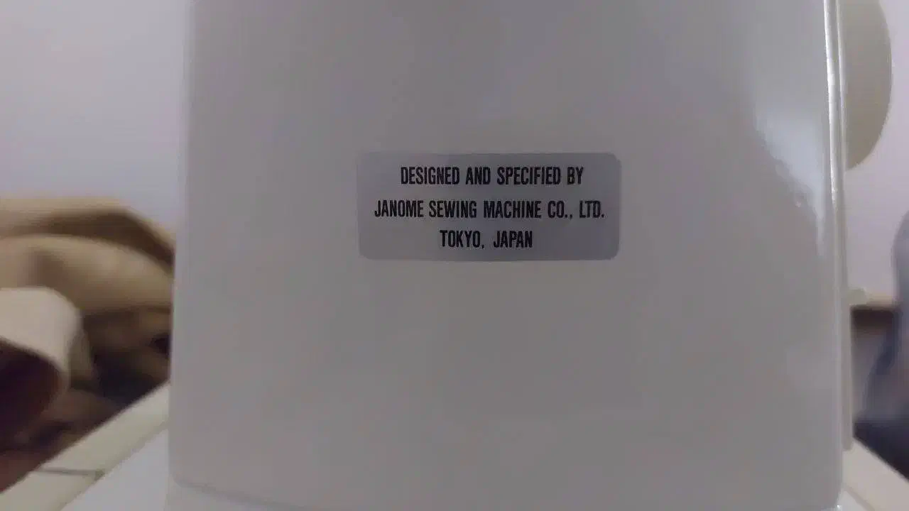 چرخ خیاطی ژانومه اصل به همراه میز و صندلی mdf|چرخ خیاطی و ریسندگی|سمنان, |دیوار