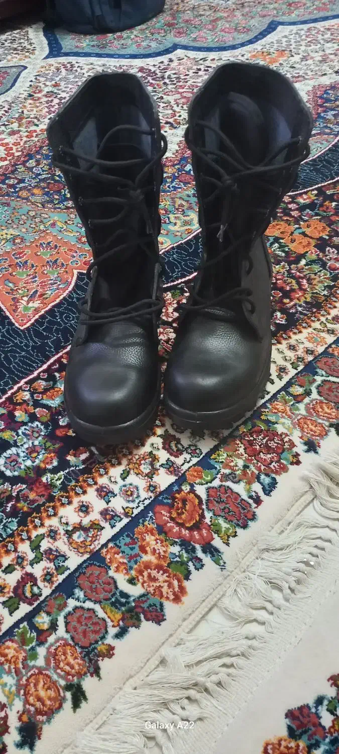 بوتین سربازی ارتش|کیف، کفش، کمربند|کاشان, باهنر|دیوار