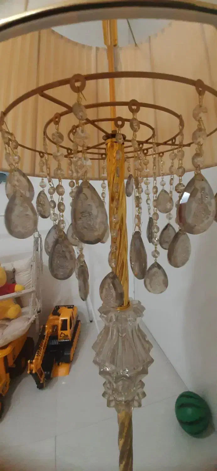 آباژور کنارسالنی طلایی|چراغ خواب و آباژور|مشهد, الهیه|دیوار