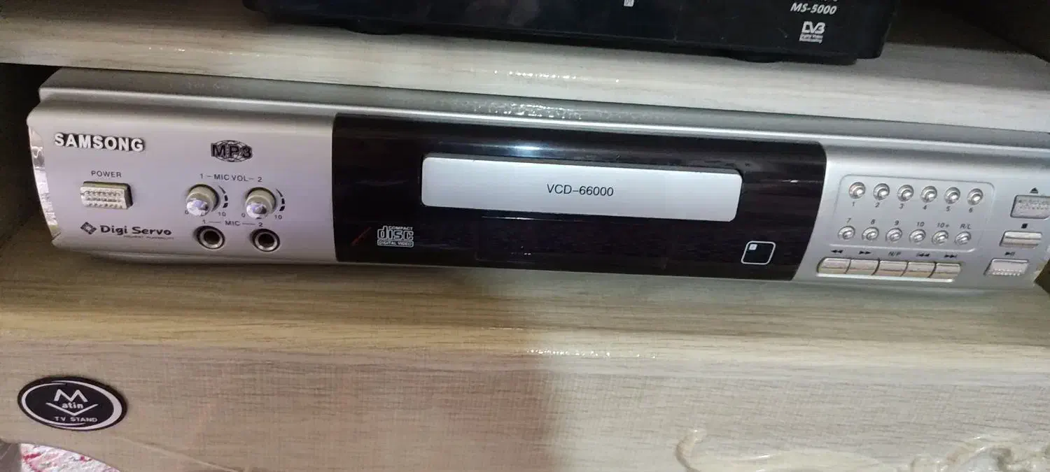 تلویزیون سامسونگ صفحه رنگی با سیدی و میز شیشه ای ز|تلویزیون و پروژکتور|نهاوند, |دیوار