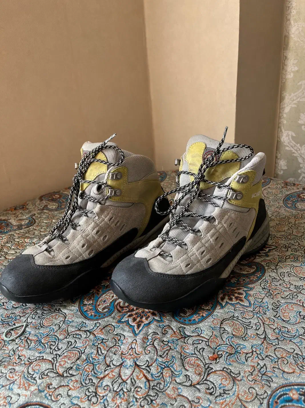 کفش|کیف، کفش، کمربند|اصفهان, رزمندگان|دیوار