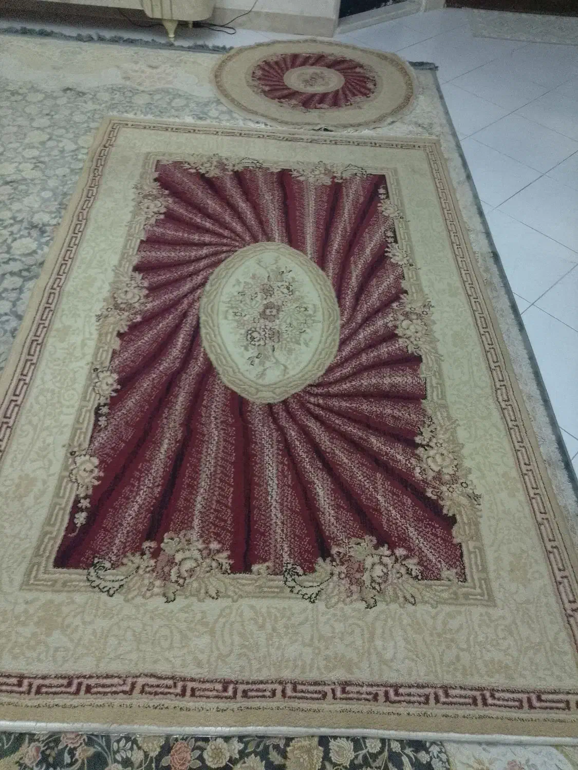 فرش 4متری همراه با قالیچه گرد تمیزو سالم|فرش|تهران, مقدم|دیوار