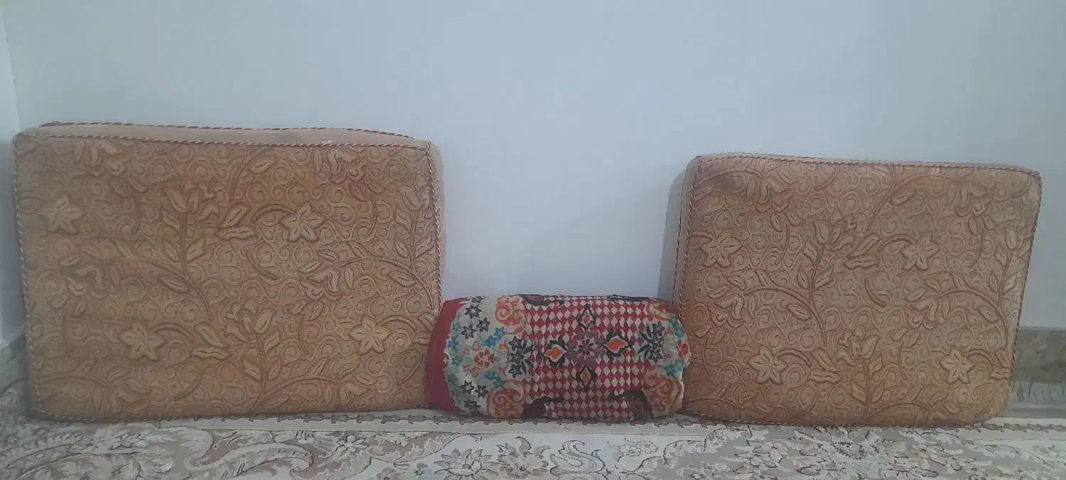 دوعدد پشتی ۶۰ در ۷۰ ویک عدد بالشت قرمز|پشتی|کوهدشت, |دیوار