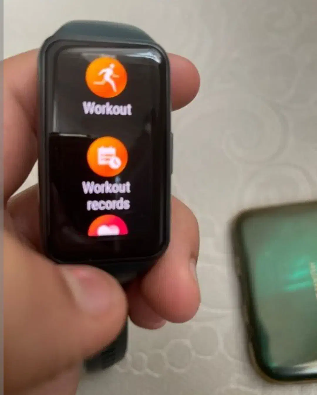 بند ۶ هواوی|ساعت|قم, بنیاد|دیوار