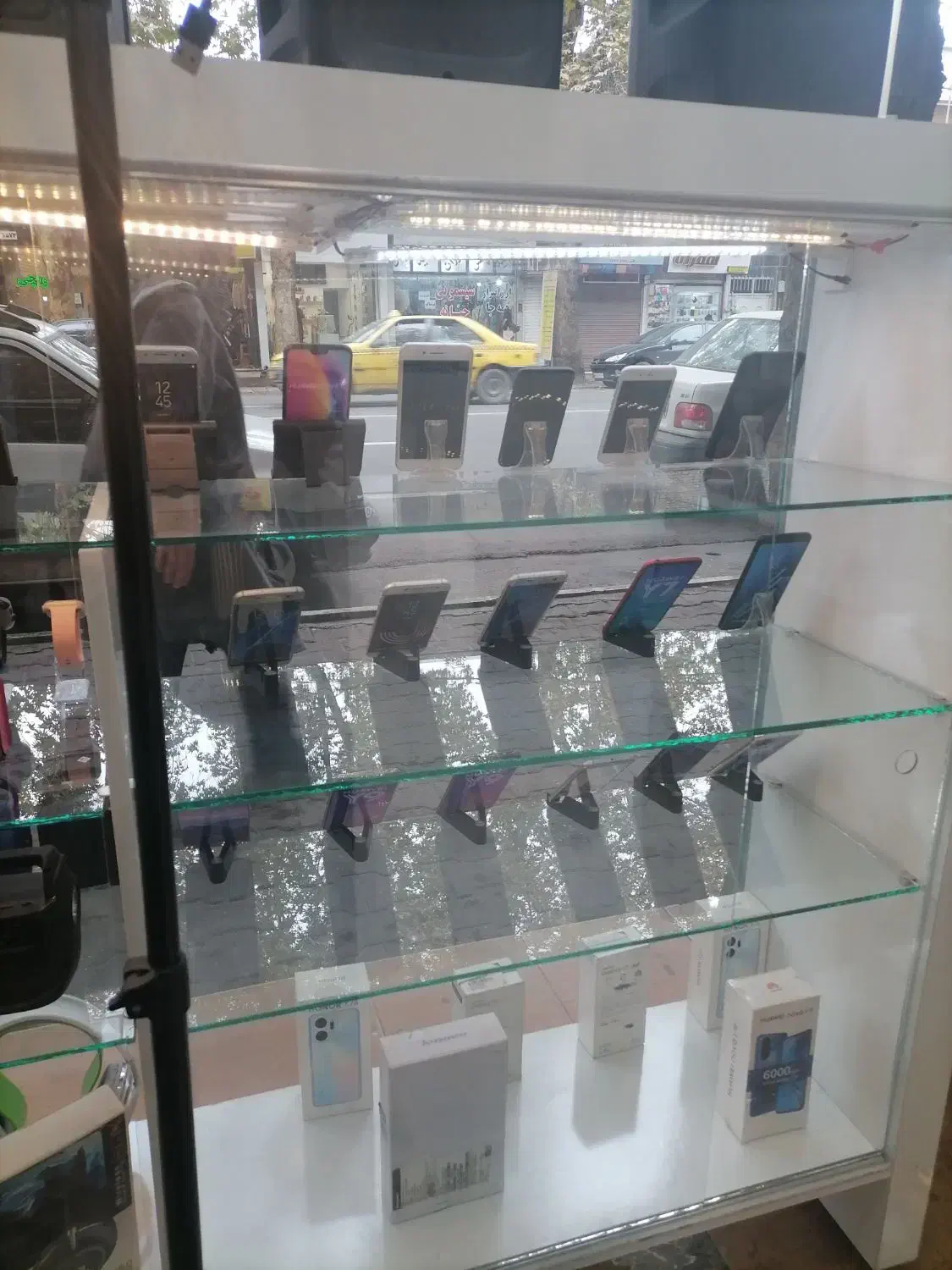 ویترین مغازه موبایل|فروشگاه و مغازه|گرگان, |دیوار