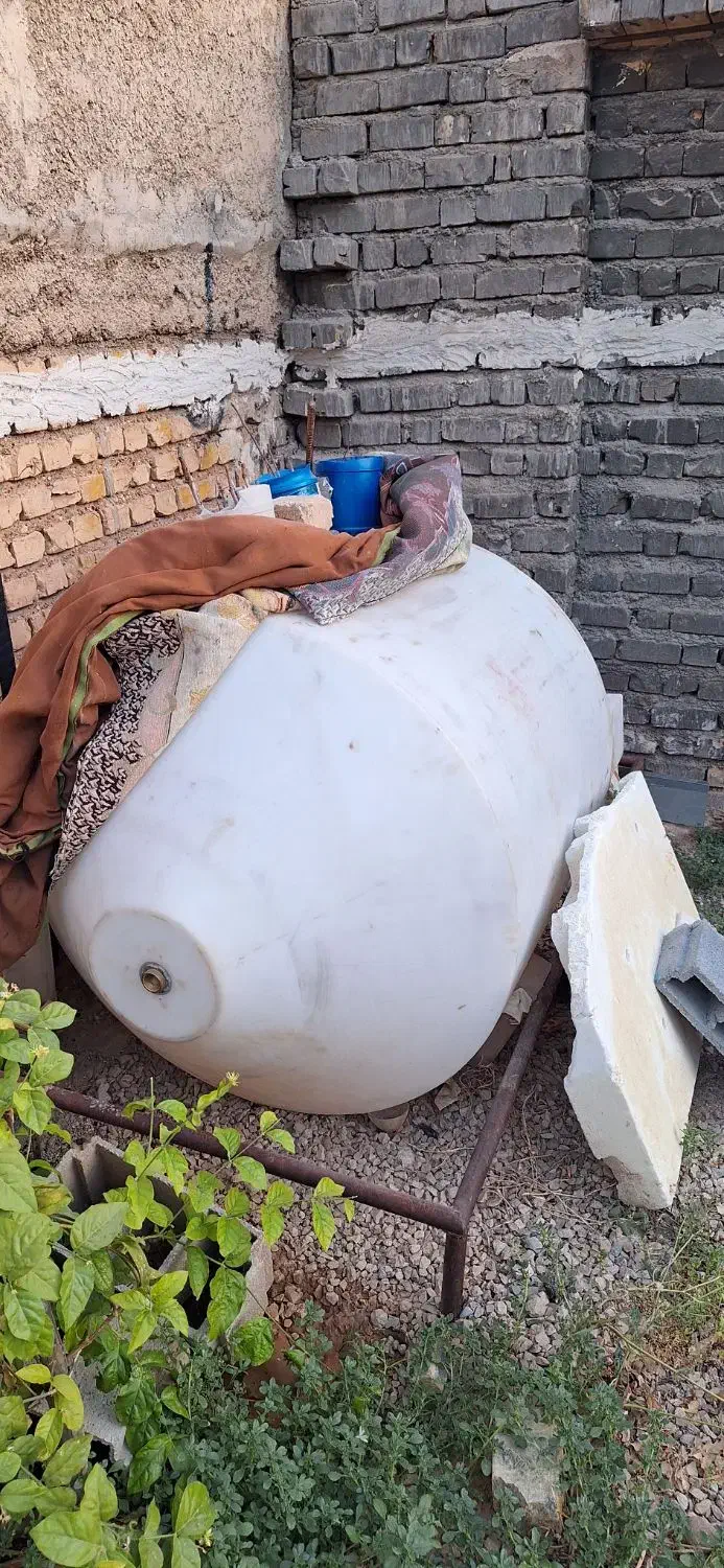 منبع آب قیفی عمودی با پایه آهنی مخصوص منزل وکارگاه|مصالح و تجهیزات ساختمان|شیراز, محراب|دیوار