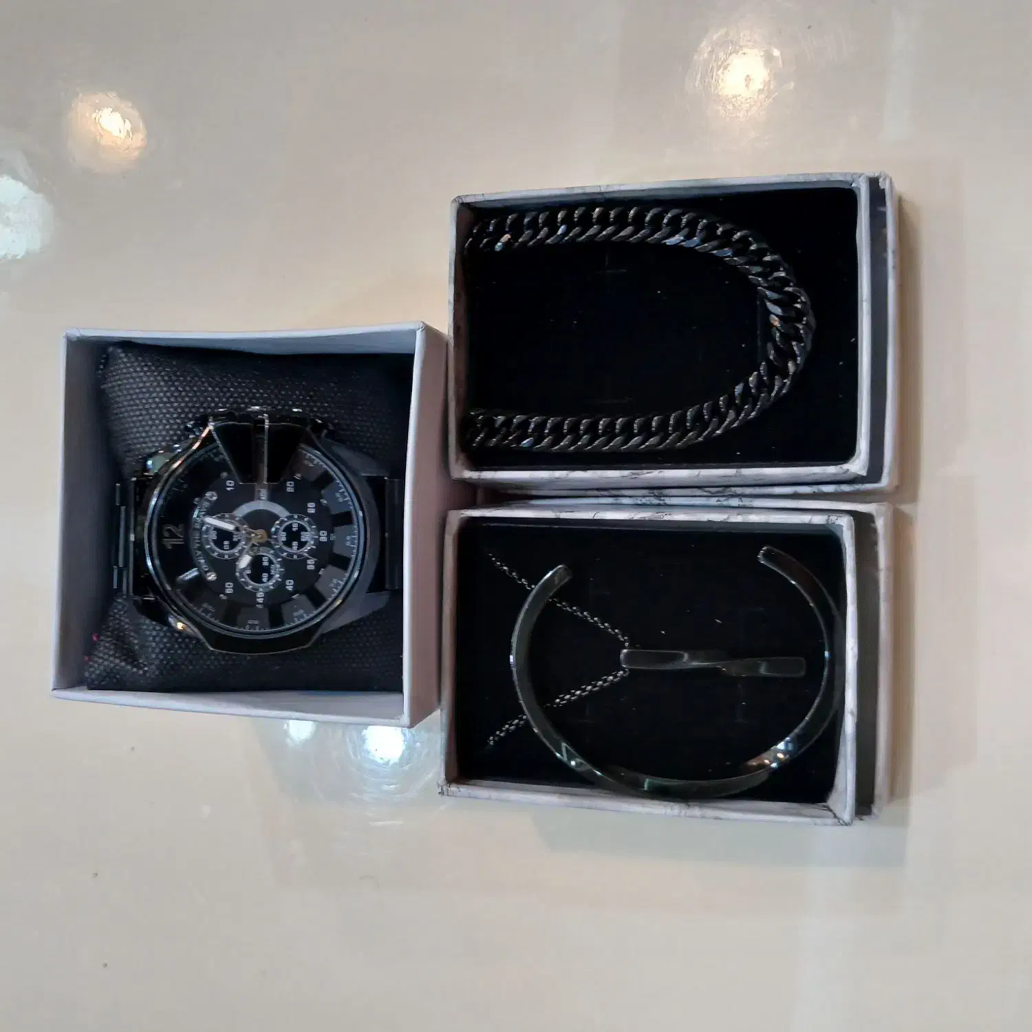 ساعت ،گردنبند، دست بند.|ساعت|رشت, امین الضرب|دیوار