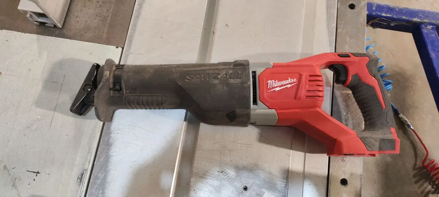 افقی بر میلواکی|ابزارآلات|خاوران, |دیوار