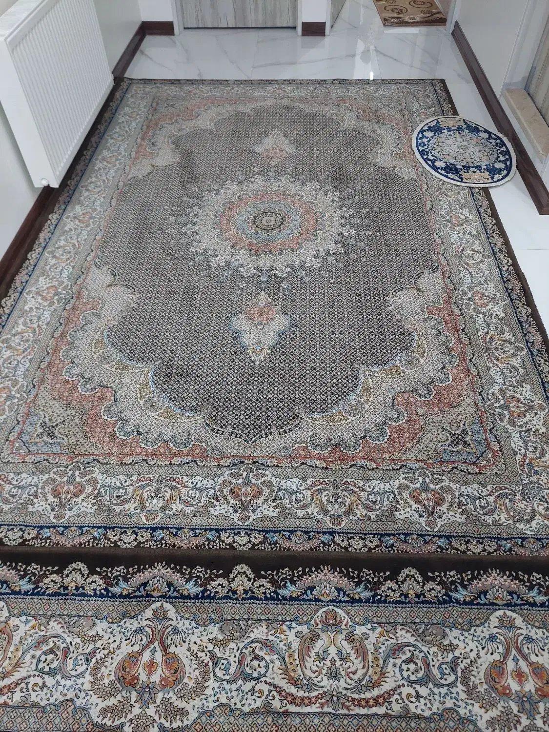 فرش ۷۰۰ شانه قهوه ای|فرش|قروه, |دیوار