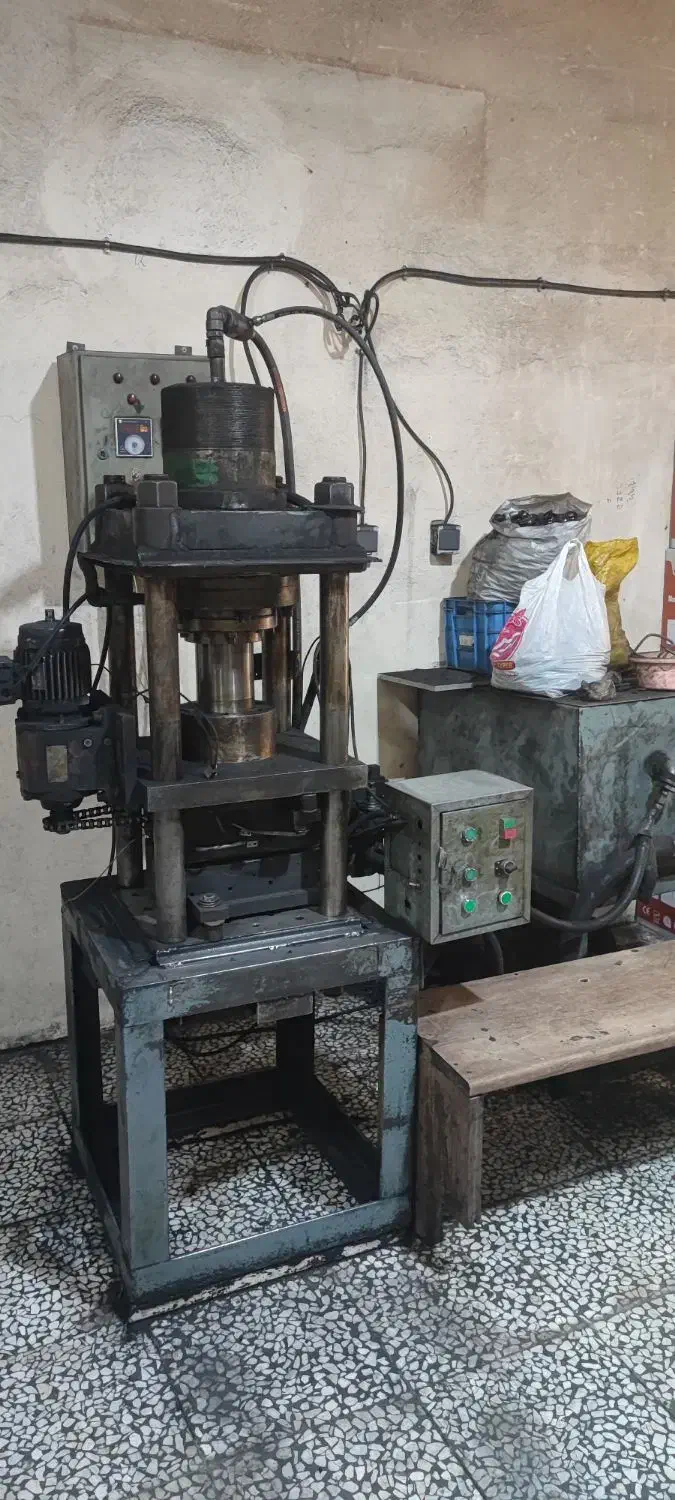 2 عدد دستگاه پرس 60 تن باکالیت|ماشین‌آلات صنعتی|بومهن, |دیوار