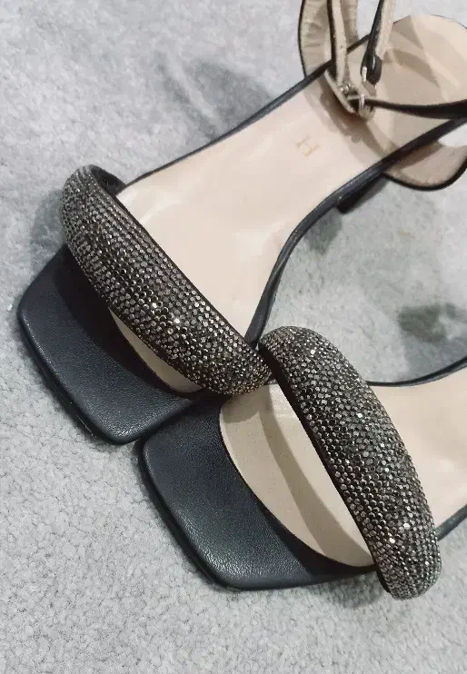 کفــش مجلسـی|کیف، کفش، کمربند|مسجد سلیمان, |دیوار