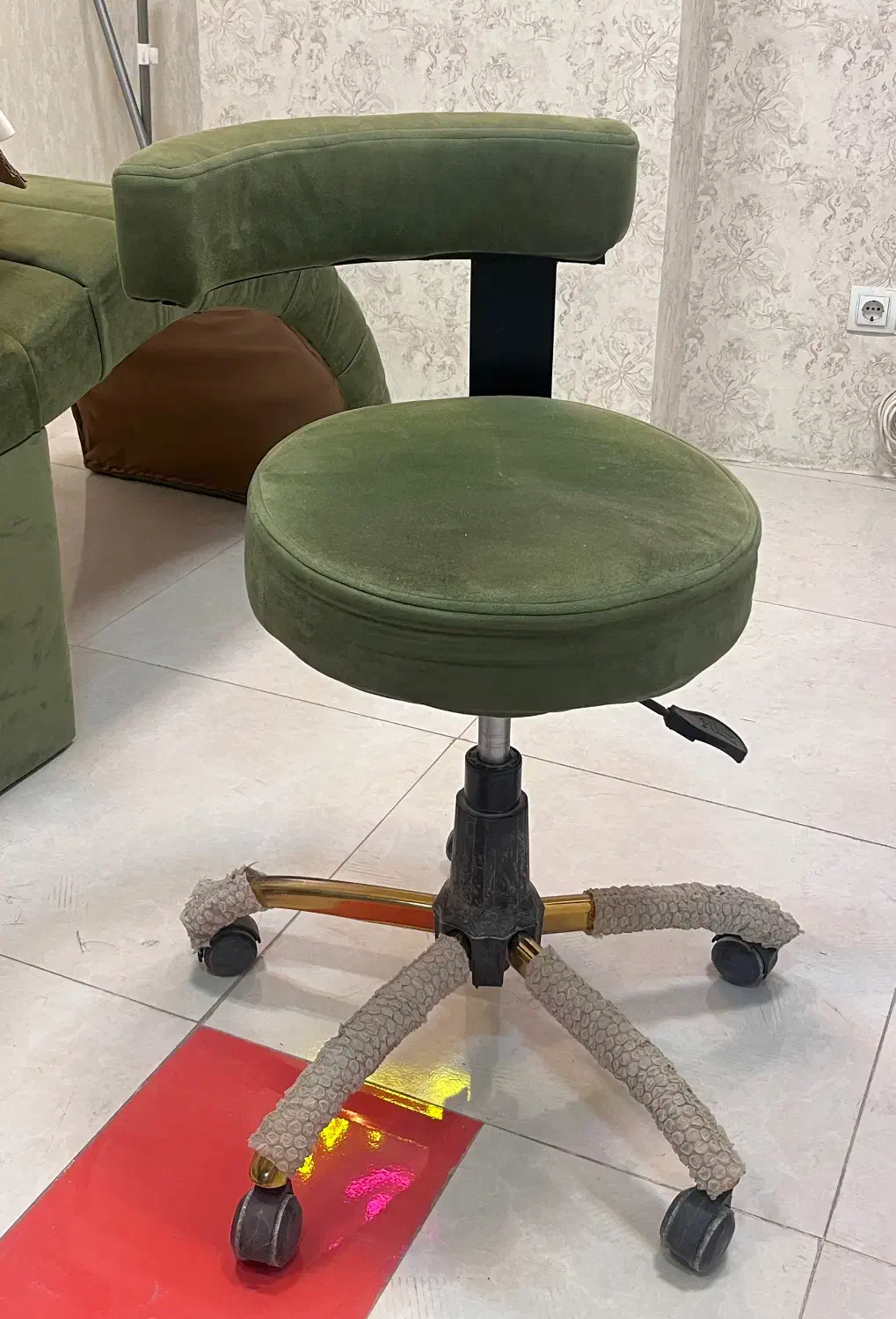 میز ناخن به همراه صندلی و استند لاک|آرایشگاه و سالنهای زیبایی|بندر ماهشهر, |دیوار