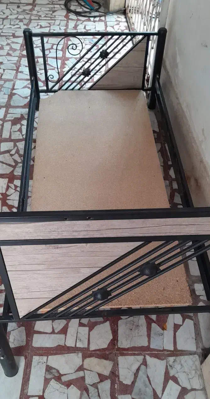 تخت فلزی تک نفره شیک و سالم|تخت و سرویس خواب|لنگرود, |دیوار