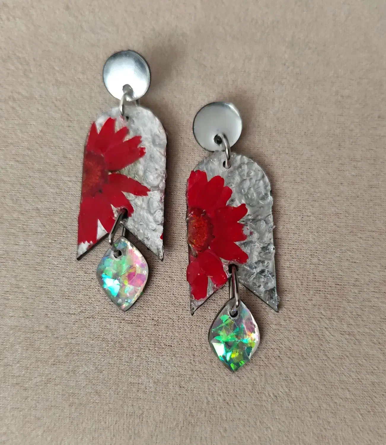 گوشواره یلدایی با گل قرمز بابونه رزینی|بدلیجات|بوشهر, |دیوار