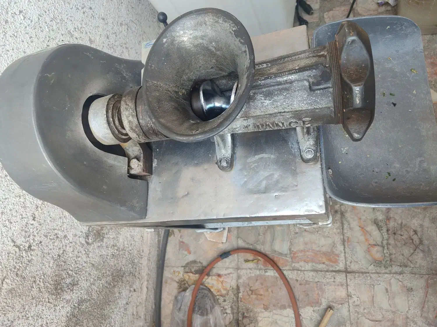 چرخ گوشتی ۳۲ تسمه ای همه کاره|کافیشاپ و رستوران|شیراز, کوشک میدان|دیوار