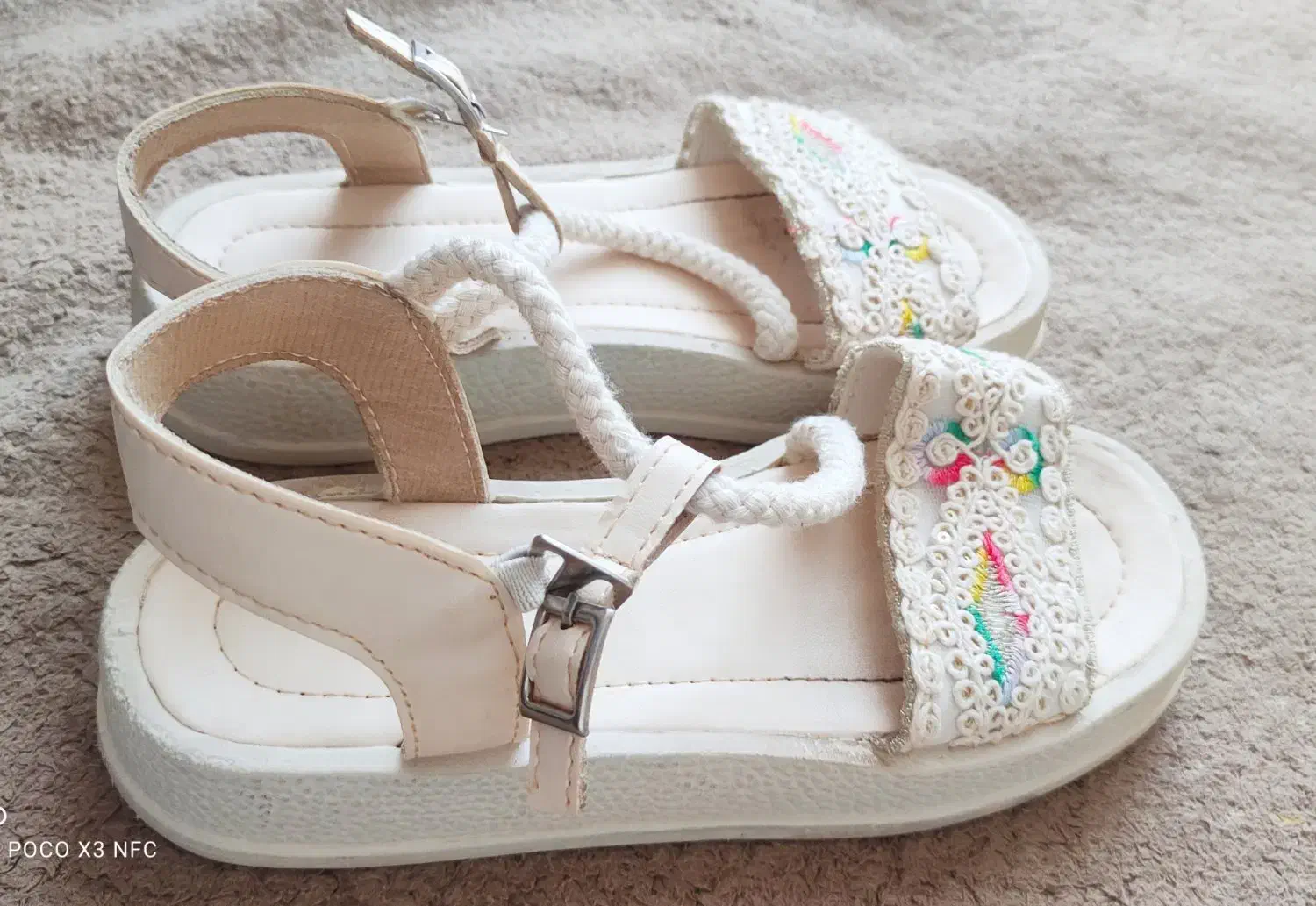 کفش صندل|کیف، کفش، کمربند|تربت جام, باغ سنگان سفلی|دیوار