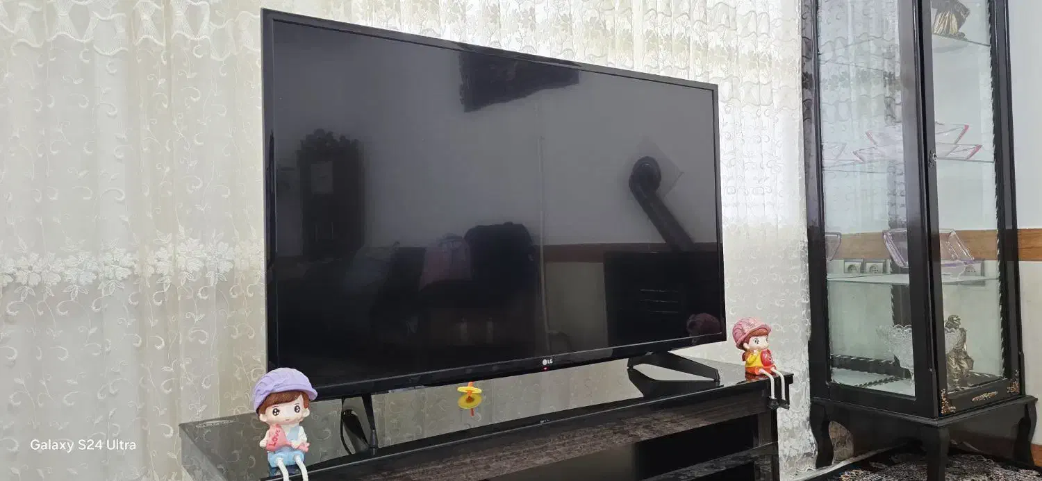 تلویزیون ۴۳ اینچ ال جی همراه با میز تی وی ترک|تلویزیون و پروژکتور|مهاباد (آذربایجان غربی), |دیوار
