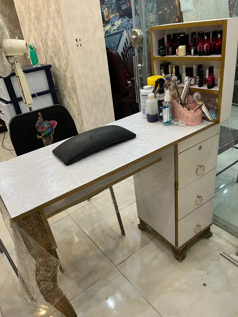 وسایل خدمات ناخن همراه میز|آرایشگاه و سالنهای زیبایی|تهران, جی|دیوار