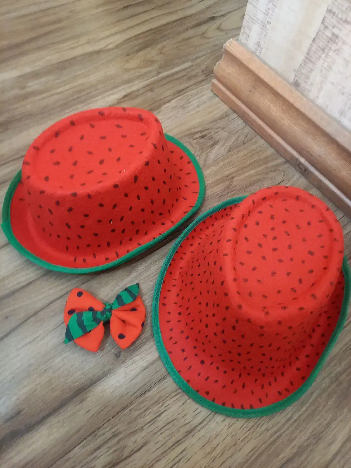 کلاه و گل سر|کیف، کفش، کمربند|بندر انزلی, معلم|دیوار