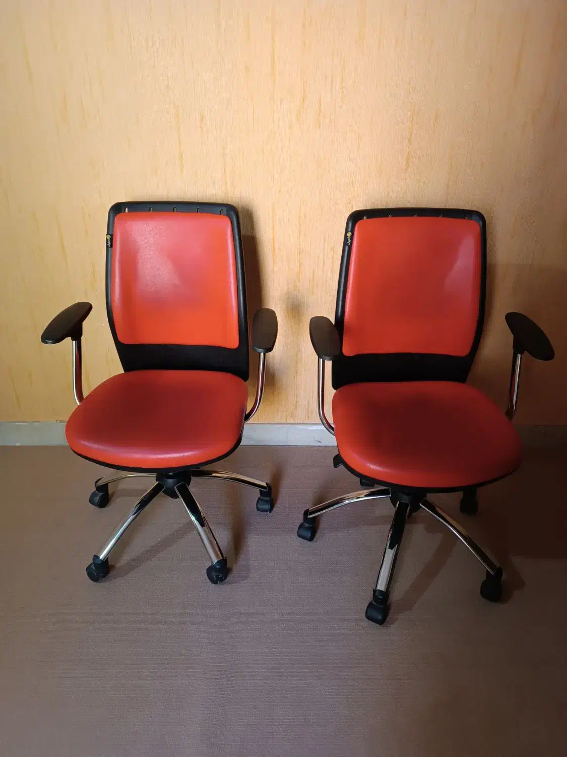 دوعدد صندلی جک دار گردان|صندلی و نیمکت|ایلام, |دیوار