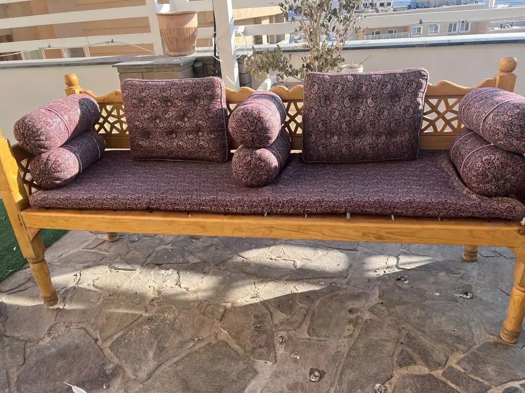 تخت سنتی چوبی راش با کفی و بالشتک ترمه|صندلی و نیمکت|یزد, |دیوار