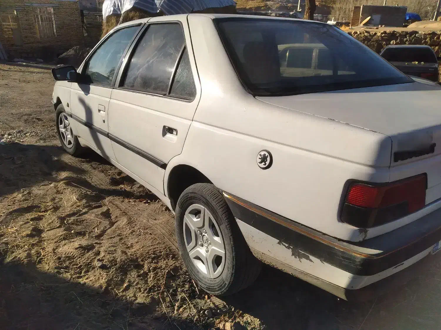 ماشین کاربرات پژو رنگ سفید مدل ۱۳۷۳|خودرو سواری و وانت|سراجو, |دیوار