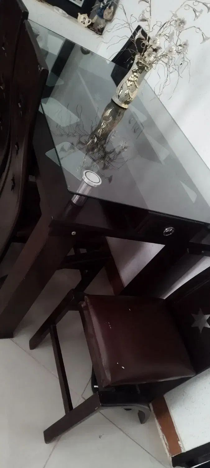 میز ناهاری ۴ نفره سالم و نو با بهترین چوب|میز و صندلی غذاخوری|فردوس (خراسان), |دیوار