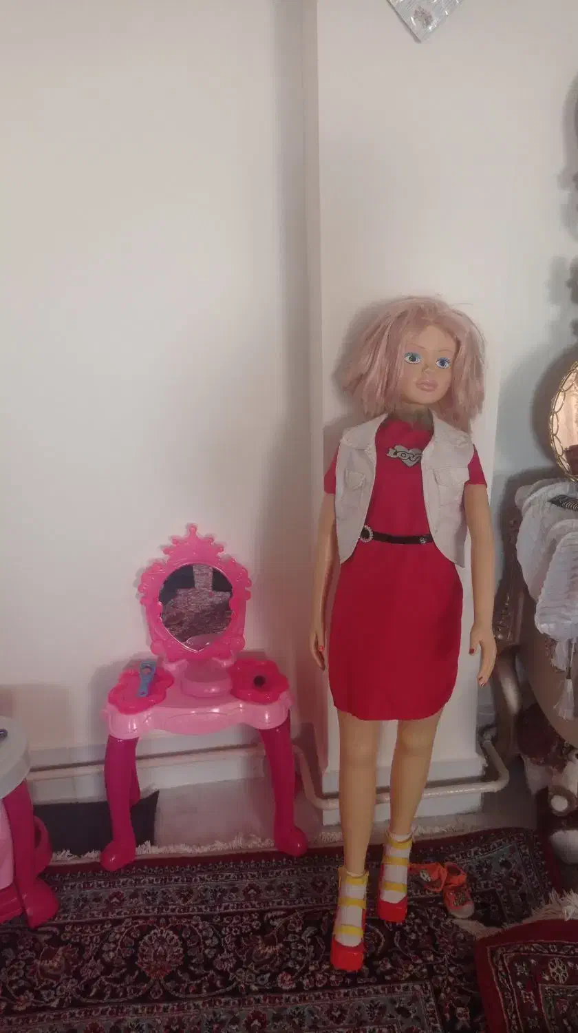 عروسک باربی|اسباب‌بازی بچه|خسروشاه, |دیوار