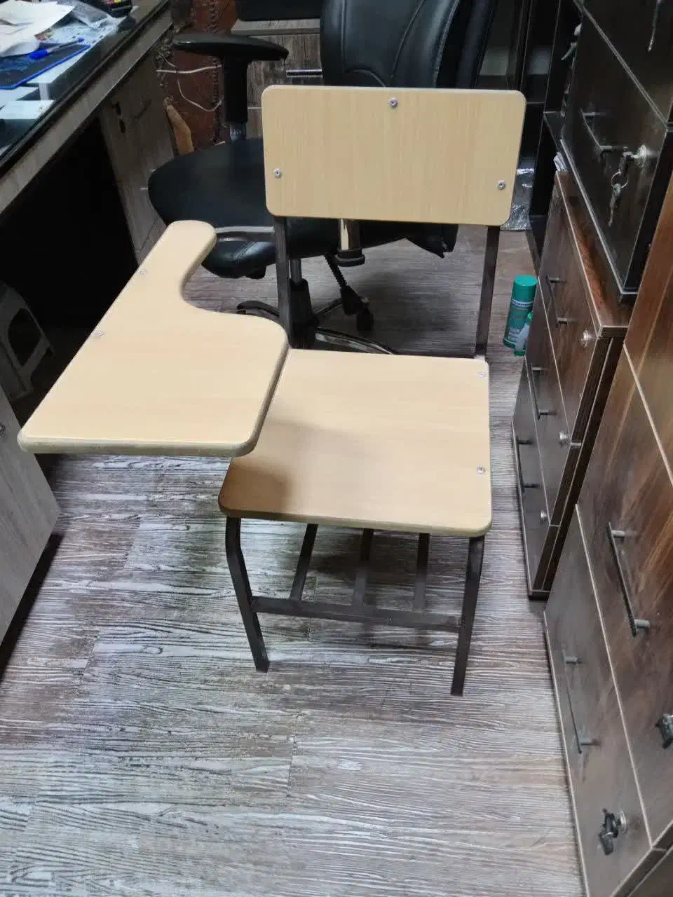 3 عدد صندلی دانش آموزی|صندلی و نیمکت|اصفهان, باغ فدک|دیوار