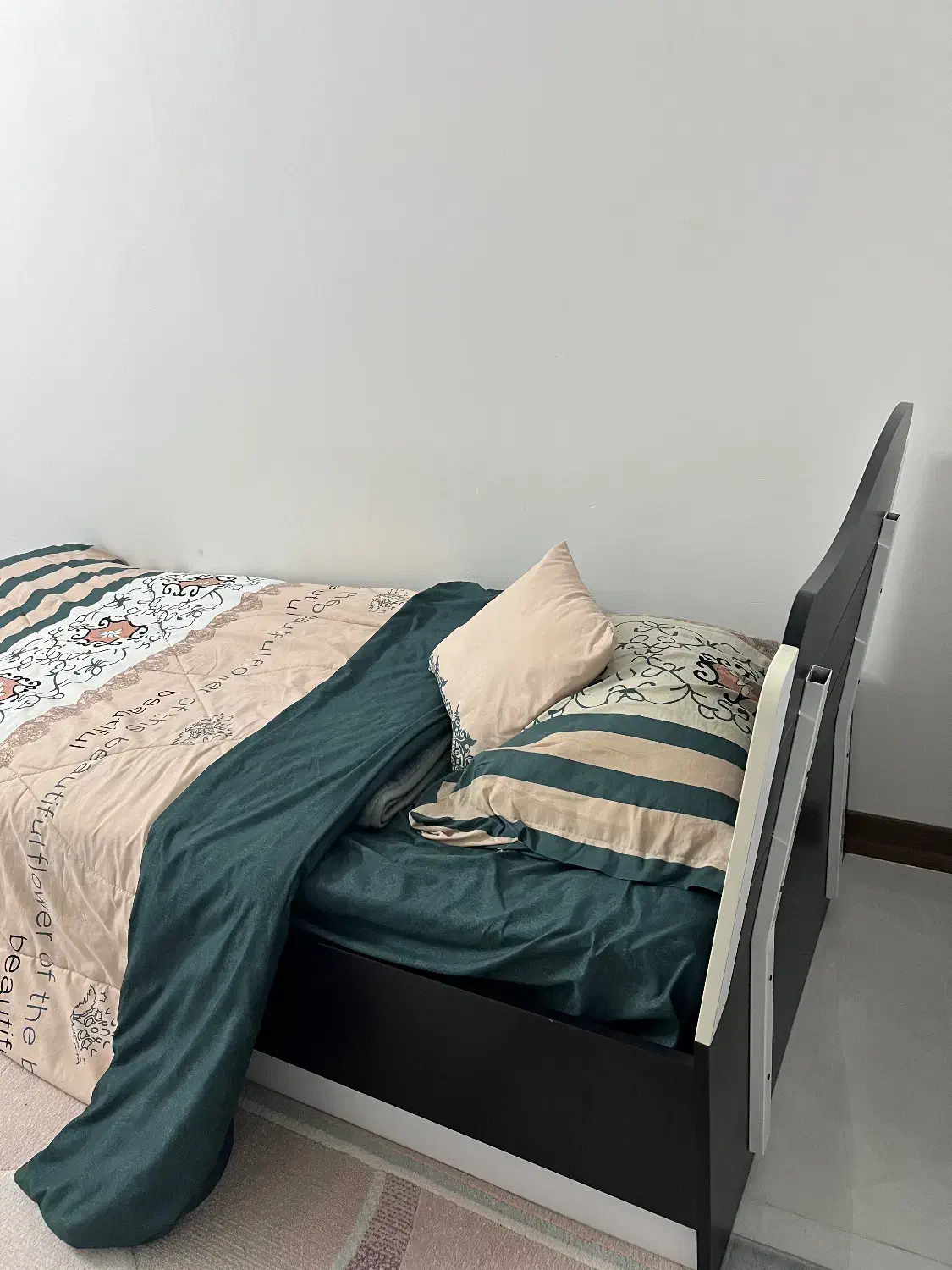 تخت یک نفره به همراه تشک و روتختی+میز کامپیوتر|تخت و سرویس خواب|ساری, |دیوار