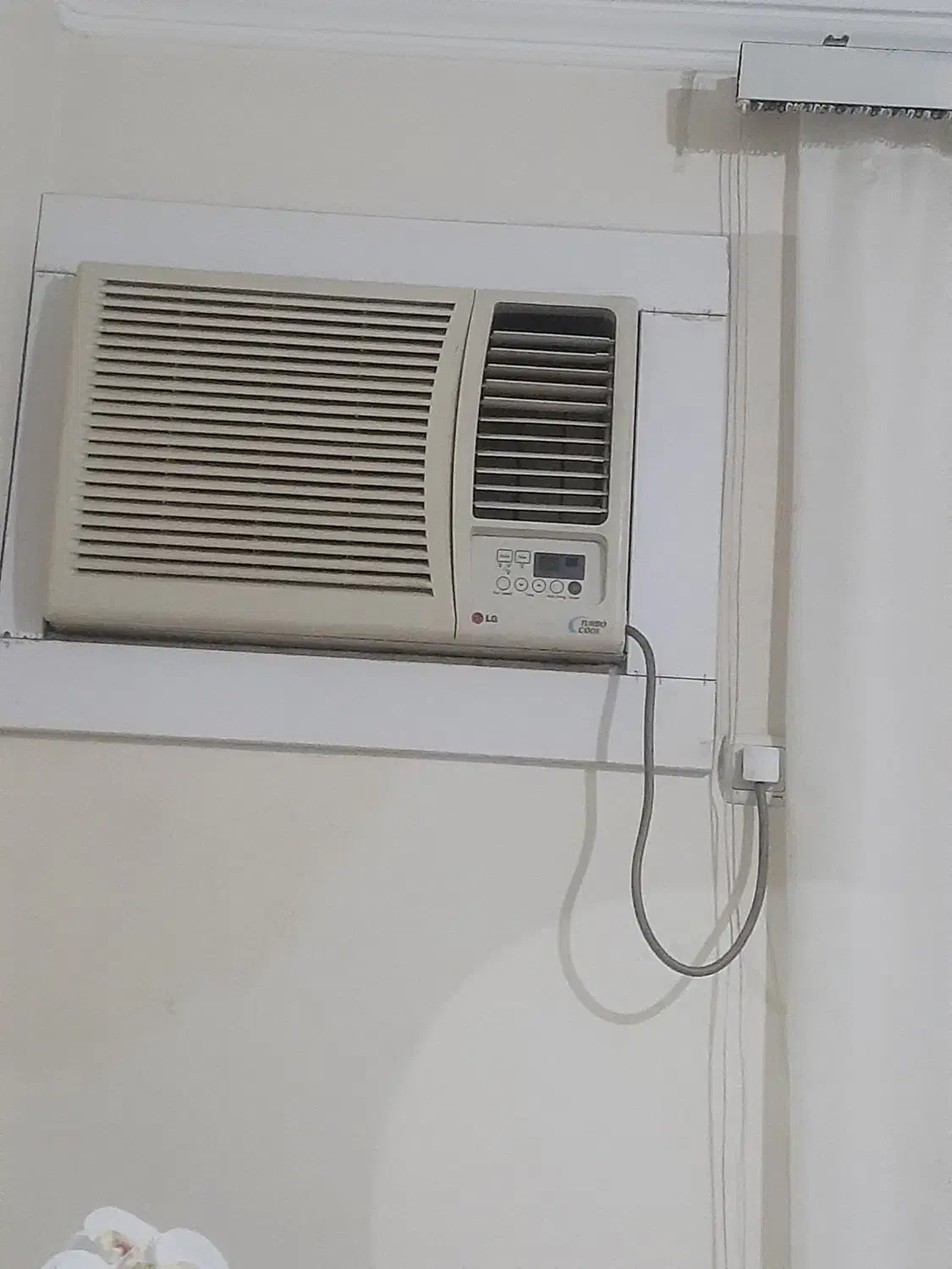 کولر پنچره ای|کولر گازی و فن‌کوئل|رشت, گلسار|دیوار