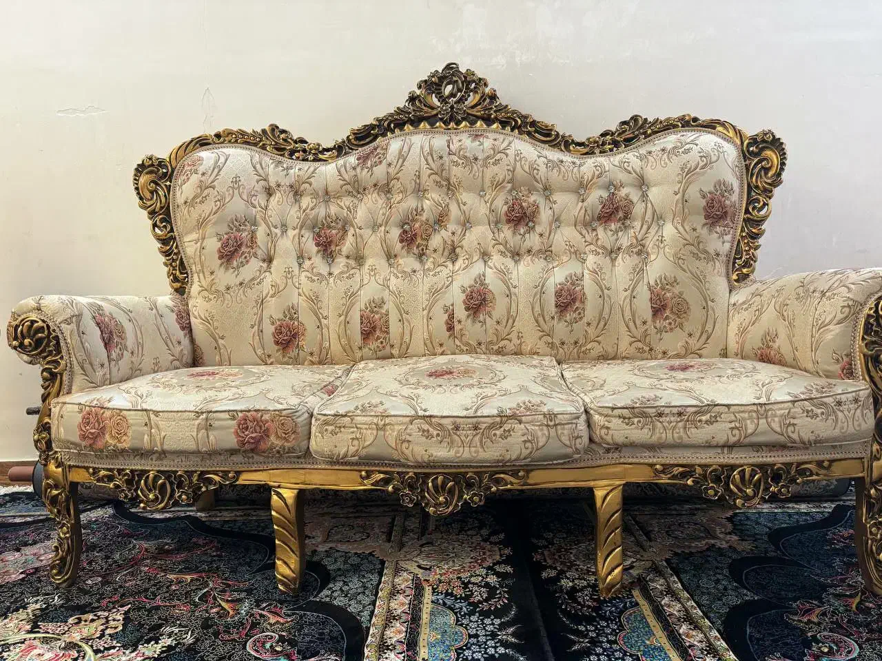 مبل سلطنتی ۹نفره سالم همراه با میز عسلی|مبلمان خانگی و میز عسلی|فشاپویه, |دیوار