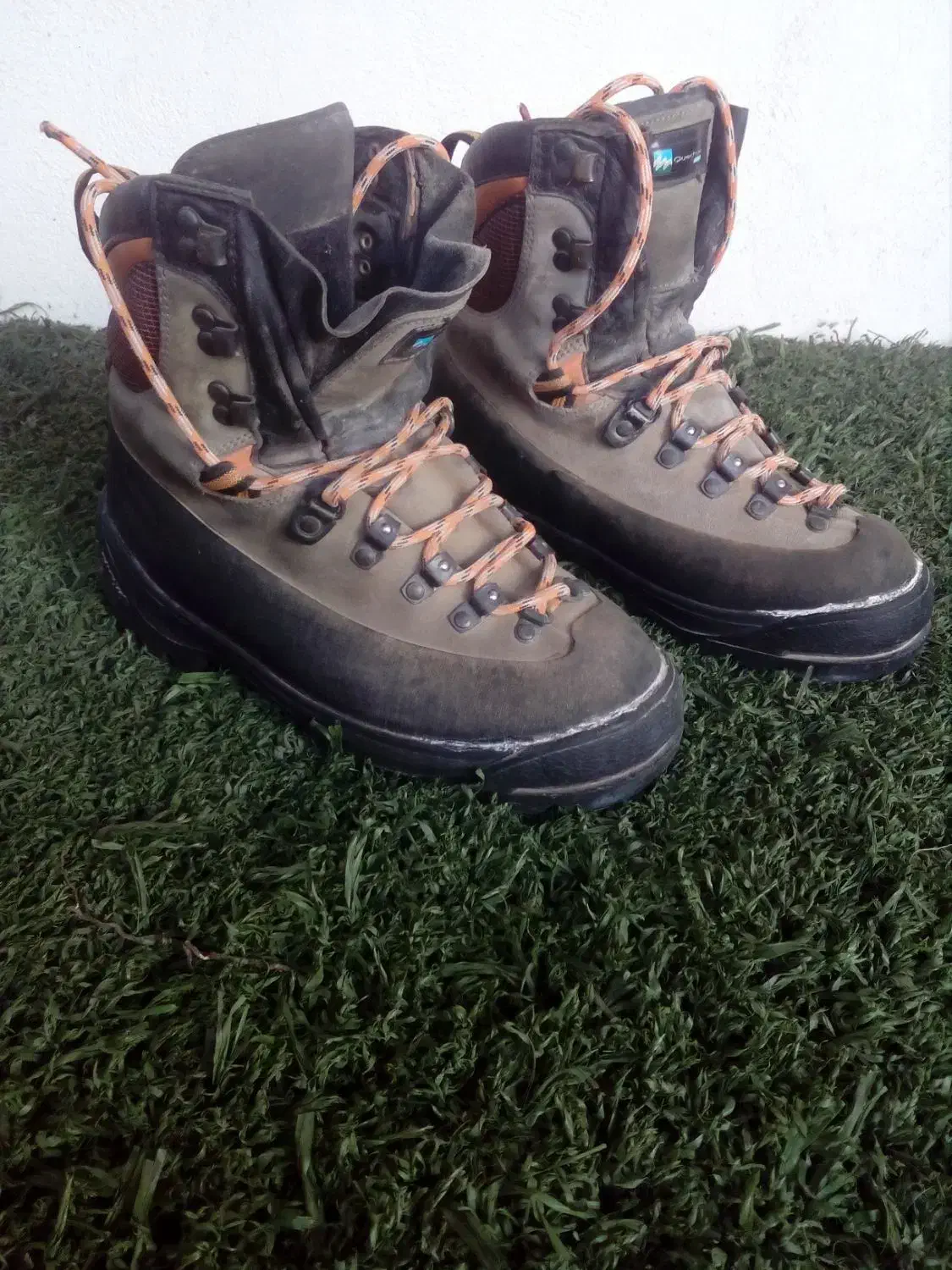 کفش کوهستانی|کیف، کفش، کمربند|گنبد کاووس, |دیوار