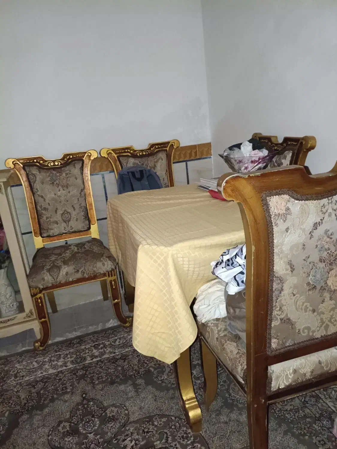 چند عدد فرش و مکت و میز نهارخوری|میز و صندلی غذاخوری|نظرآباد, شهرک سید جمال الدین|دیوار