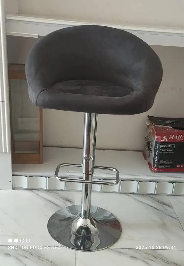 تعدادی صندلی اوپن ومدیریت به علت مهاجرت|صندلی و نیمکت|شیراز, فرهنگ شهر|دیوار