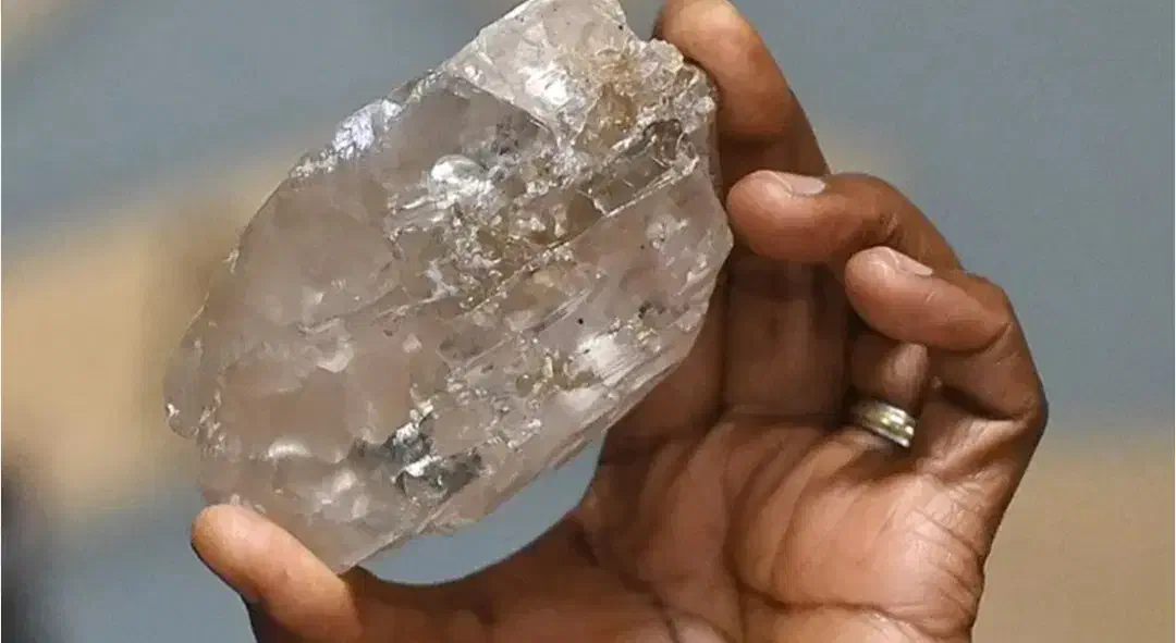 الماس گمشده|اشیا|اهر, |دیوار